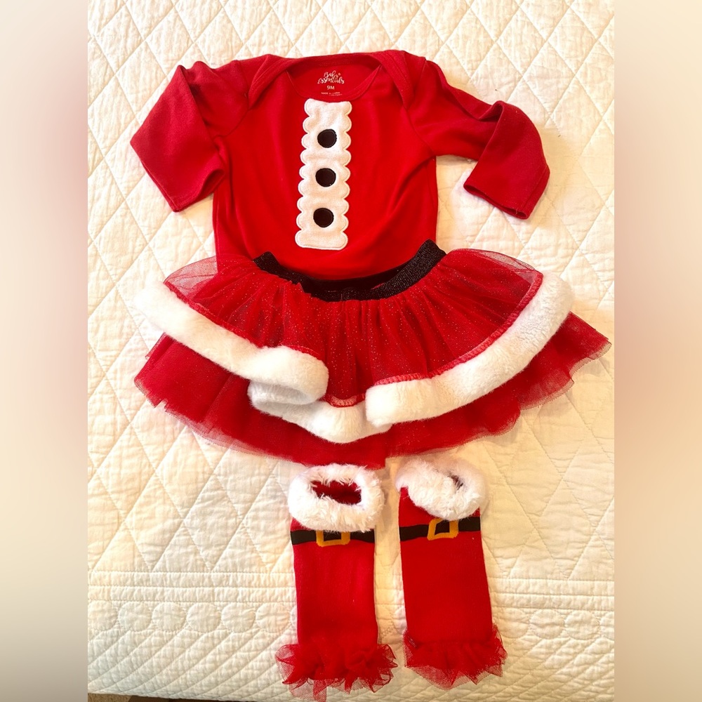 9mth Santa 🎅🏼 Outfit with long sleeve onesie, Skirt & leggings.